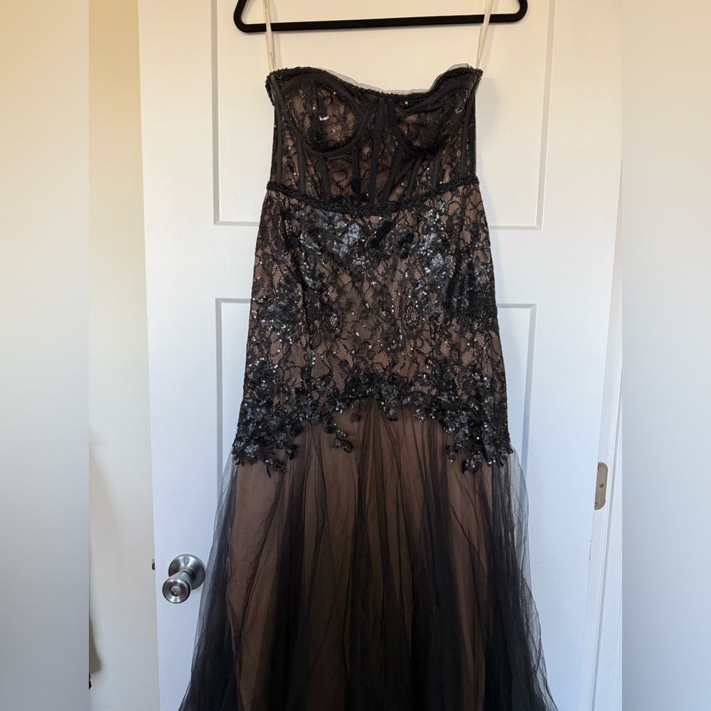 Elegant Strapless Black Lace Dress